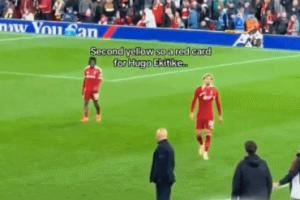 无语…埃基蒂克染红离场从斯洛特身后走过，后者全程背身没搭理他