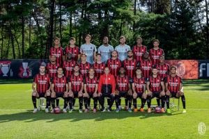 米兰25/26赛季全家福：阿莱格里C位，莫德里奇坐在其身旁