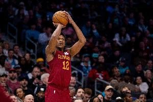 希望无大碍！亨特半场14分钟伤退 6中3&7罚6中拿到14分2助