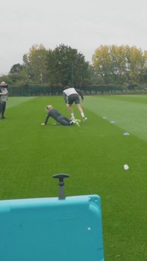 怜香惜玉❌迭戈-科斯塔训练赛撞飞女足球员，特里直呼黄牌黄牌