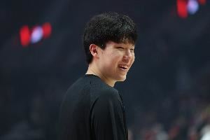首秀在即!杨瀚森赛前在场边摩拳擦掌 总经理克罗宁在一旁陪着