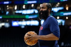 船记:哈登赛后不会接受采访 在更衣室里咳嗽不止 行动迟缓