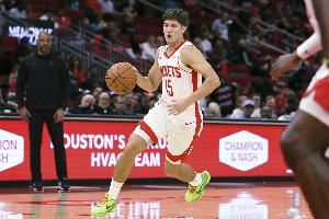 乌度卡：谢泼德在防守端更沉稳了 他能很快意识到该放谁该紧逼谁